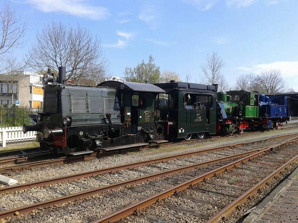 Motor rangeerloc 271 trekt drie stoomlocs naar buiten voor hersch