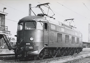 N.S.1006 die op Utrecht C.S.bij de seinpost staat, wachtend op ee
