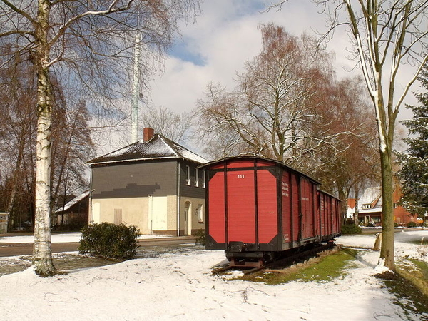 Tussen 1904 en 1952 heeft er een smalspoor gelopen tussen de plaa