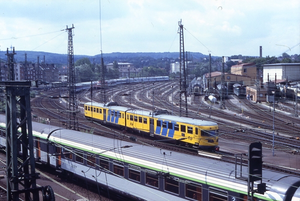 Drukte op Aachen Hbf met de Nederlandse DEII 178 en een uit de ri