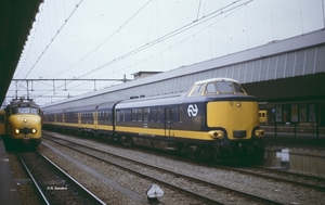 Rotterdam CS met een Benelux trek-duwtrein oude stijl en links ee