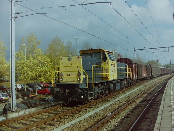 Gouda. De trein naar Alphen a-d Rijn. Nog zonder perron op spoor 