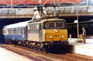 Heel vuile 1103 in station Den Haag CS gereed om te vertrekken me