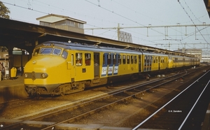 Intercity naar Amsterdam CS met aan kop Mat.'54 Hondekop 374.