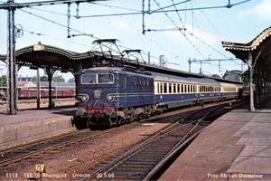 NS loc 1113 met TEE 10 Rheingold op station Utrecht CS op 30 mei 