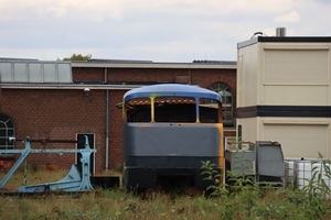 Op het terrein van de werkplaats staat een Sprinterkop (SGM). 06-