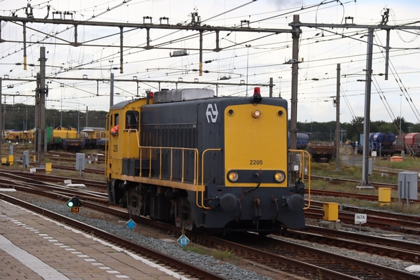 SHD 2205 van het eigen terrein naar de Strukton werkplaats (en ni