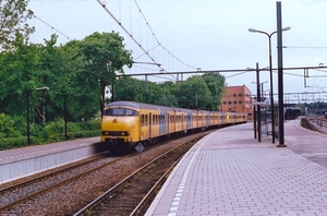 vertrekkende trein met voorop Plan T 528 te Sittard; 29-05-2010