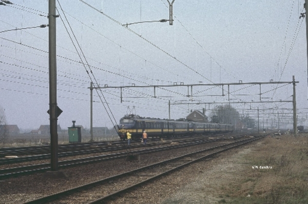 Benelux Mat.'57 treinstellen door station Lage Zwaluwe. 23-12-198