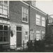 Breedstraat 97-95 met wasrekje aan het raam en teilen aan de geve