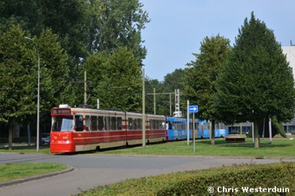 De inmiddels gearriveerde 3127 neemt de 3132 op sleeptouw