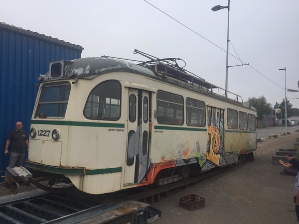 De PCC 1227 ging vandaag op transport van de museumtramlijn in Am