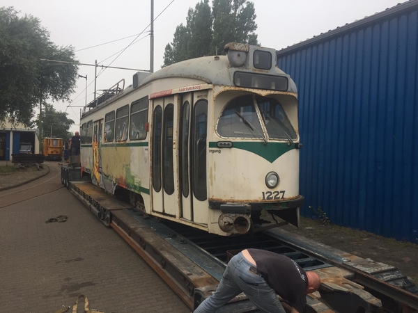 De PCC 1227 ging vandaag op transport van de museumtramlijn in Am