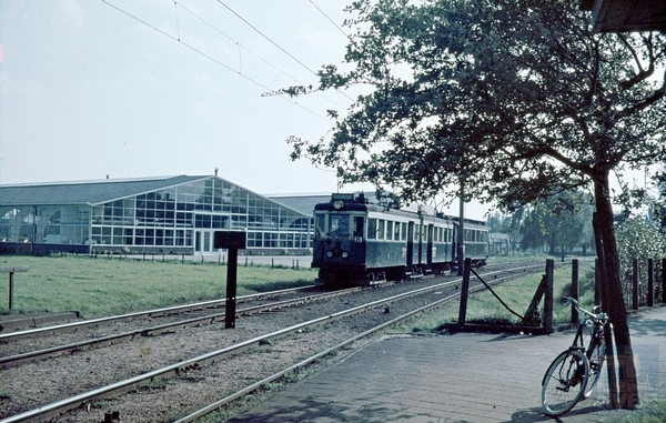 Een 600 stel met bijwagen richting Leiden. i.h.v. Eiland van Oom 