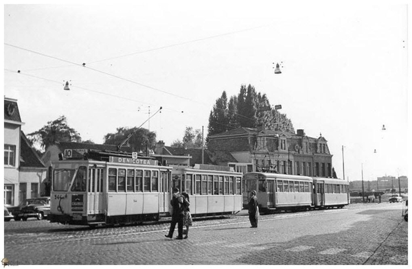 41 en tram 10 bij oud Gemeentehuis Deurne