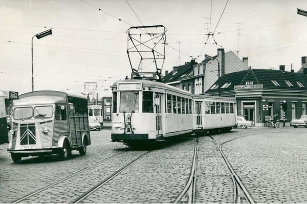 61 komt uit de Oude Bareellei de Bredabaan op gereden.