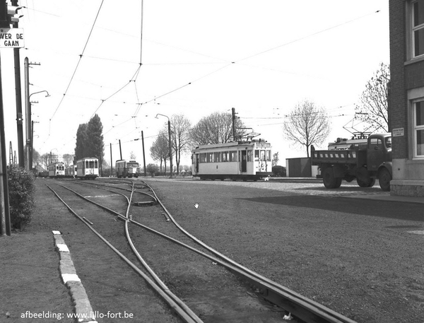 75 op de Blauwhoef tramstatie