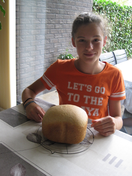 16) Jana haar broodje is gebakken