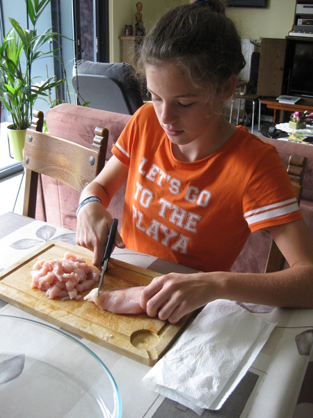 22) Jana knipt de kipfilets in stukken