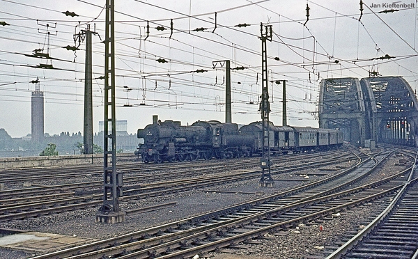 Köln Hbf Aug 1963. Een Pruisische P8, serie 38.10, rijdt het sta