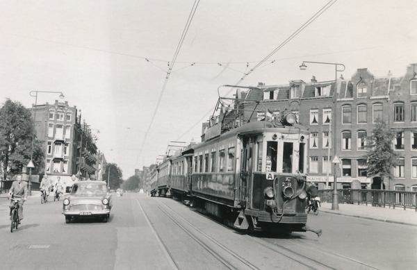 Beijnes wagens A258+B256+A254+A253 rijden bij de brug Da Costagra