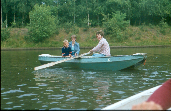 Mieke Willy en Wilco roeien