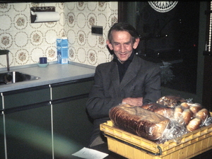 1984 Bertus van de Brink uit Millingen brengt brood.