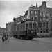 A 10 rijdt op de lokaaldienst van Sloterdijk naar de Spuistraat. 