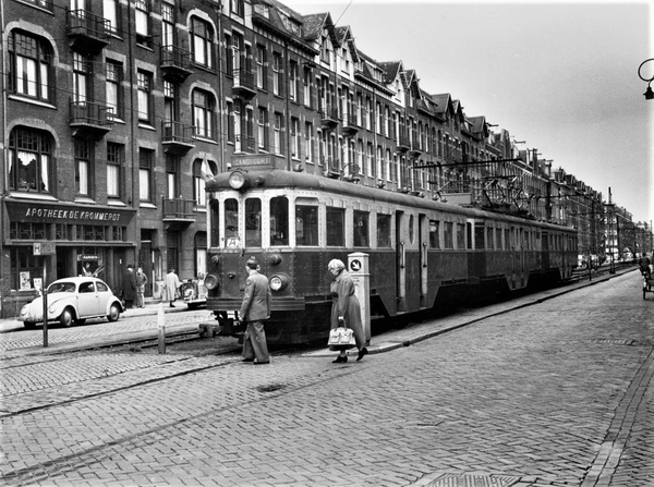 Admiraal de Ruijterweg nabij de Krommerdt.   De tram staat bij de