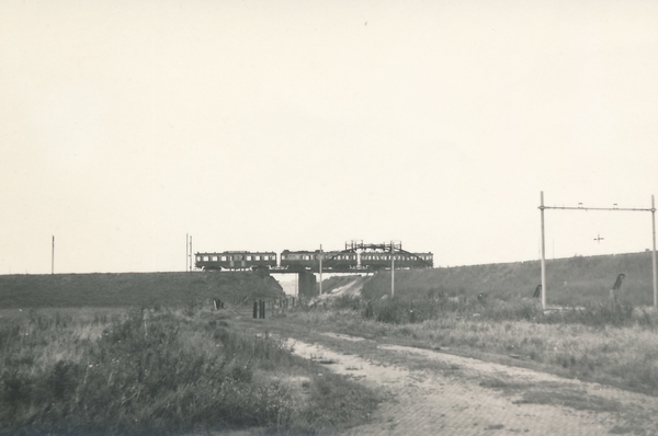 Budapesters op de brug nabij Heemstede (Aerdenhout) en Haarlem op