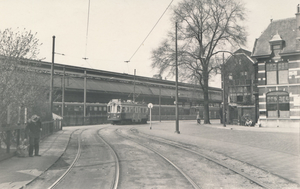 De A505 en de Schenkweg met station Staats Spoor, rijtuigen o.a. 