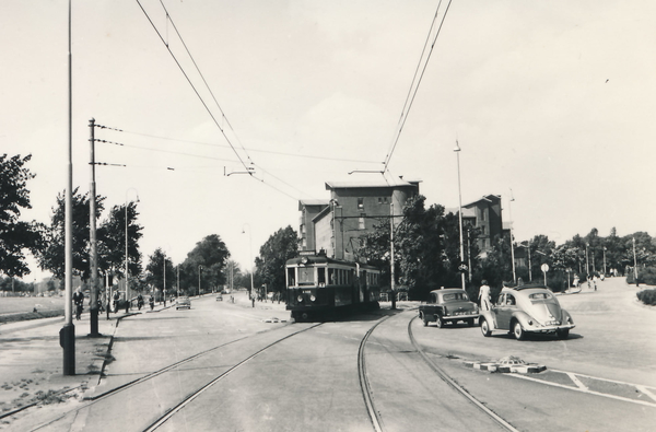 De A608-607 bij het KLM gebouw en zal aanstonds de Raamweg oprijd