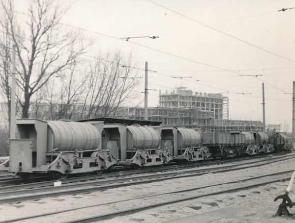 Een rij pekelwagens. H3, H7, H4, bakwagen C122, H5, H8 en H6. Lei