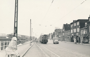 Haarlem, Amsterdamse Buurt met links de werkplaats. B454+A457+B45