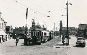 Halfweg, halte in het dorp. A261+B252+A53. 08-1956.