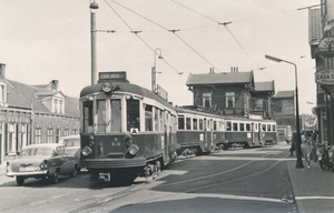 Het krappe eindpunt Katwijk aan Zee en het tramstation op de acht