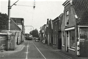 Noordwijk Binnen  Een tram is op weg naar Noordwijk aan Zee en ri