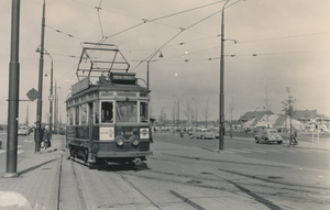 NZH A325, Stationsplein, rechts is zo te zien een circus neergest