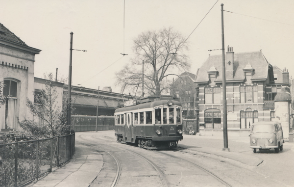 NZH A513 bij station Staats Spoor, Schenkweg 05-1958