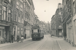 NZH A613-614 + B23 in Leiden, Breestraat. april 1960.