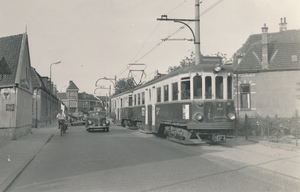 Rijnsburg Oegstgeesterstraatweg (bankgebouw op de achtergrond). B