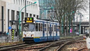 906 als lijn 5 op de Buitenveldertselaan, tussen de haltes Parnas