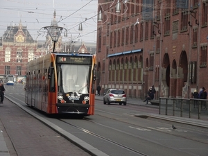 Amsterdam-Damrak. Een begin van Hybride trams Met bovenleiding of