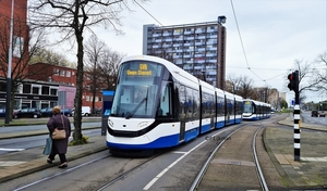 De nog nummerloze 3028 gevolgd door de 3027 op het Surinameplein.