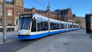 GVB 2144 en 2143 te zien enkele seconde na vertrek vanaf Amsterda