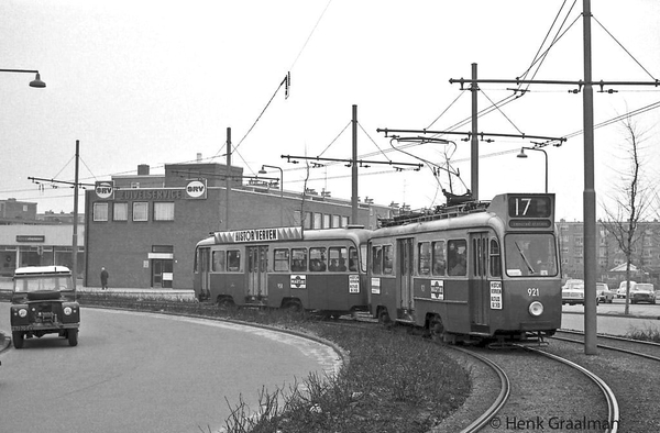 921+958 Oostdorpplein gedurende een dagdienst op lijn 17 in maart