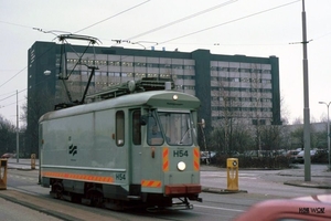 De fraaie slijptram H 54 van het GVB bij station Zuid. 18-12-1990