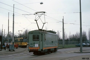 De fraaie slijptram H 54 van het GVB bij station Zuid. 18-12-1990