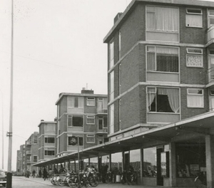 Bouwlustlaan 95, met winkelgalerij, naar de Hengelolaan gezien .1