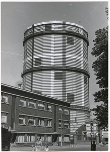 Den Haag. Gaslaan, nieuwe gashouder, versierd door P. Kromjong. c